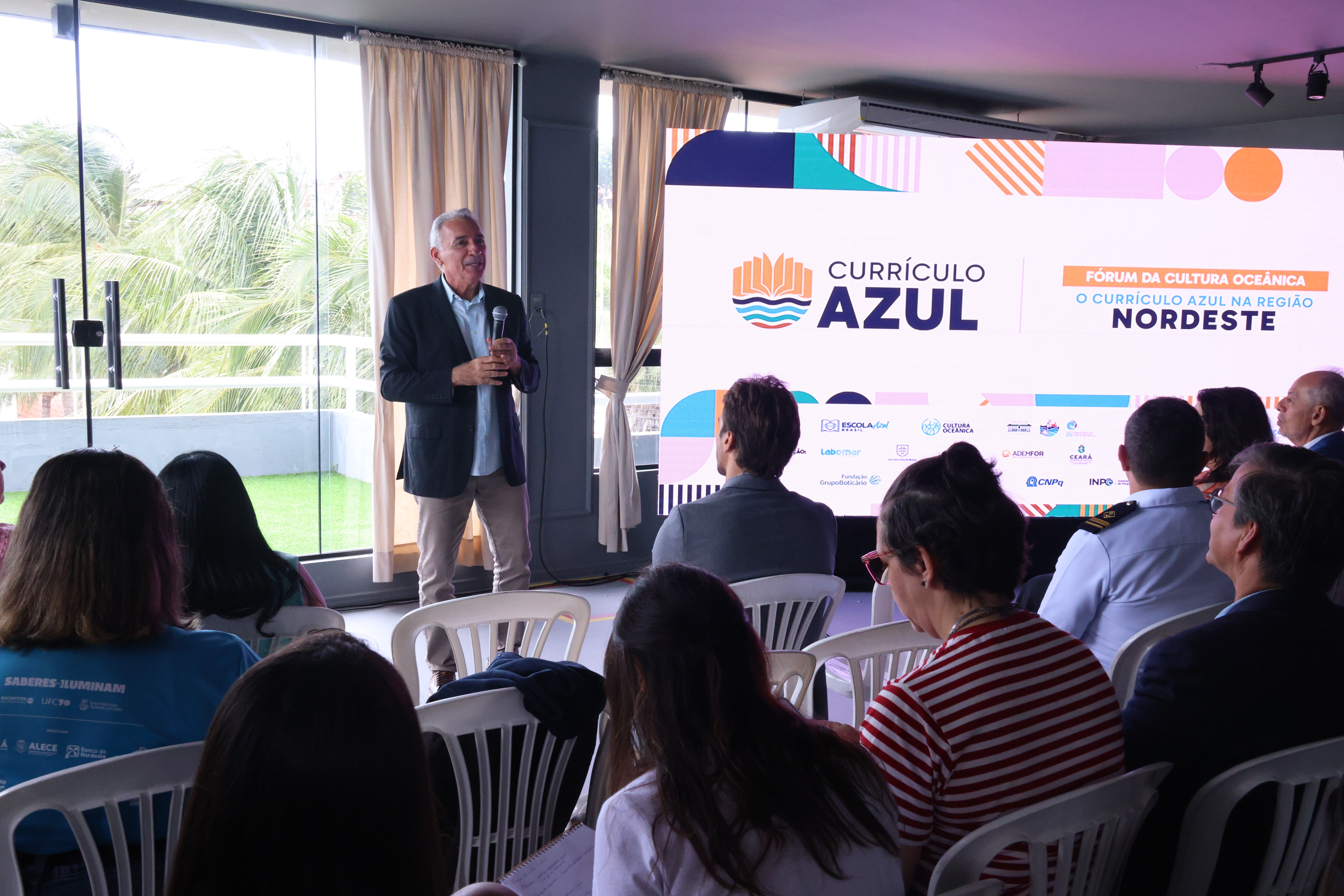 pessoas no auditório do iate clube durante o evento